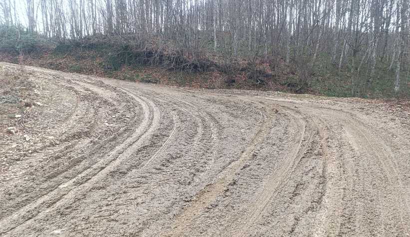 Akyazıda vatandaşın yol tepkisi; Çamur içinde