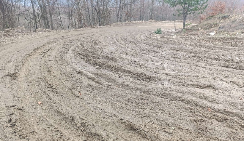 Akyazıda vatandaşın yol tepkisi; Çamur içinde