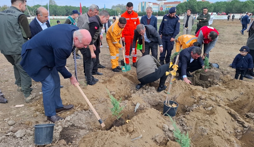 Akyazı’da Yeşil Vatan Seferberliği: 400 Fidan Toprakla Buluştu