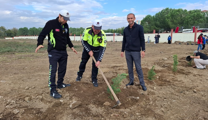 Akyazı’da Yeşil Vatan Seferberliği: 400 Fidan Toprakla Buluştu