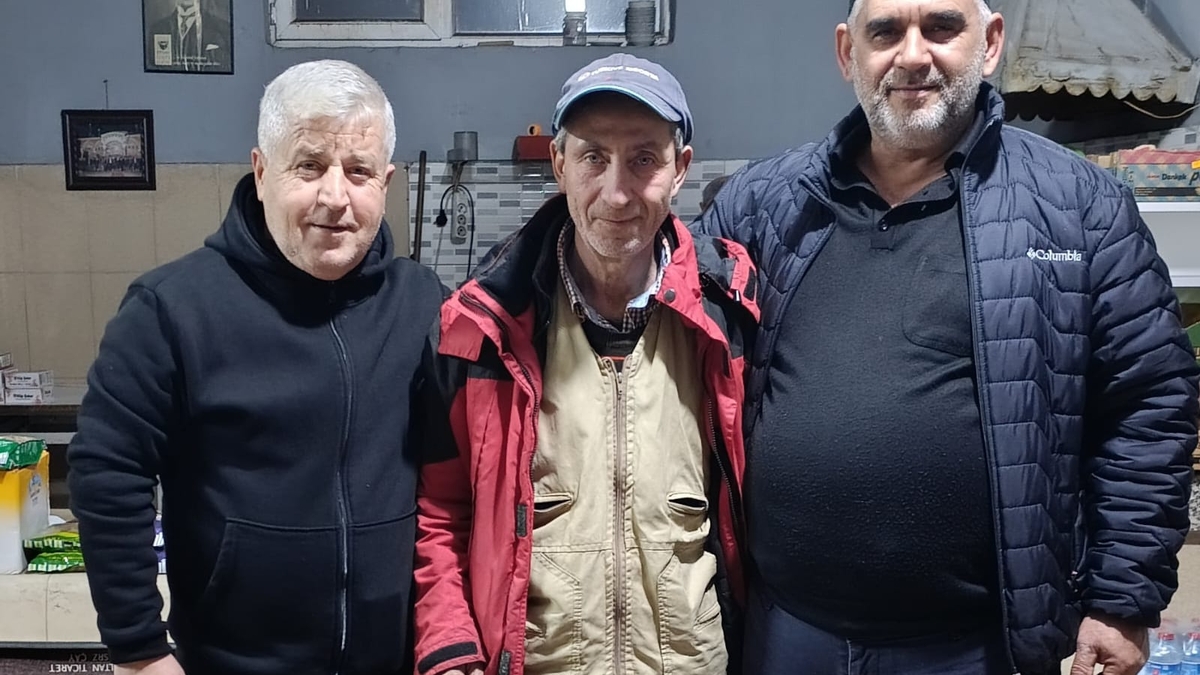 Akyazı’da Yürek Isıtan Sürpriz: 61 Yaşındaki Hüseyin Eren’e İlk Doğum Günü Kutlaması