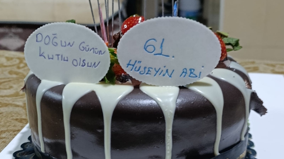 Akyazı’da Yürek Isıtan Sürpriz: 61 Yaşındaki Hüseyin Eren’e İlk Doğum Günü Kutlaması