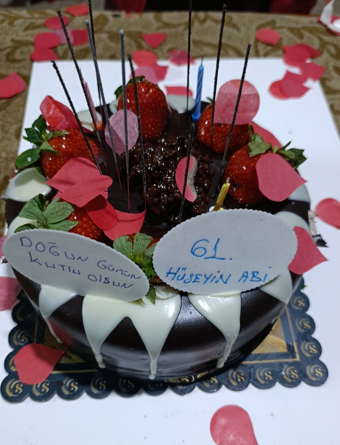 Akyazı’da Yürek Isıtan Sürpriz: 61 Yaşındaki Hüseyin Eren’e İlk Doğum Günü Kutlaması