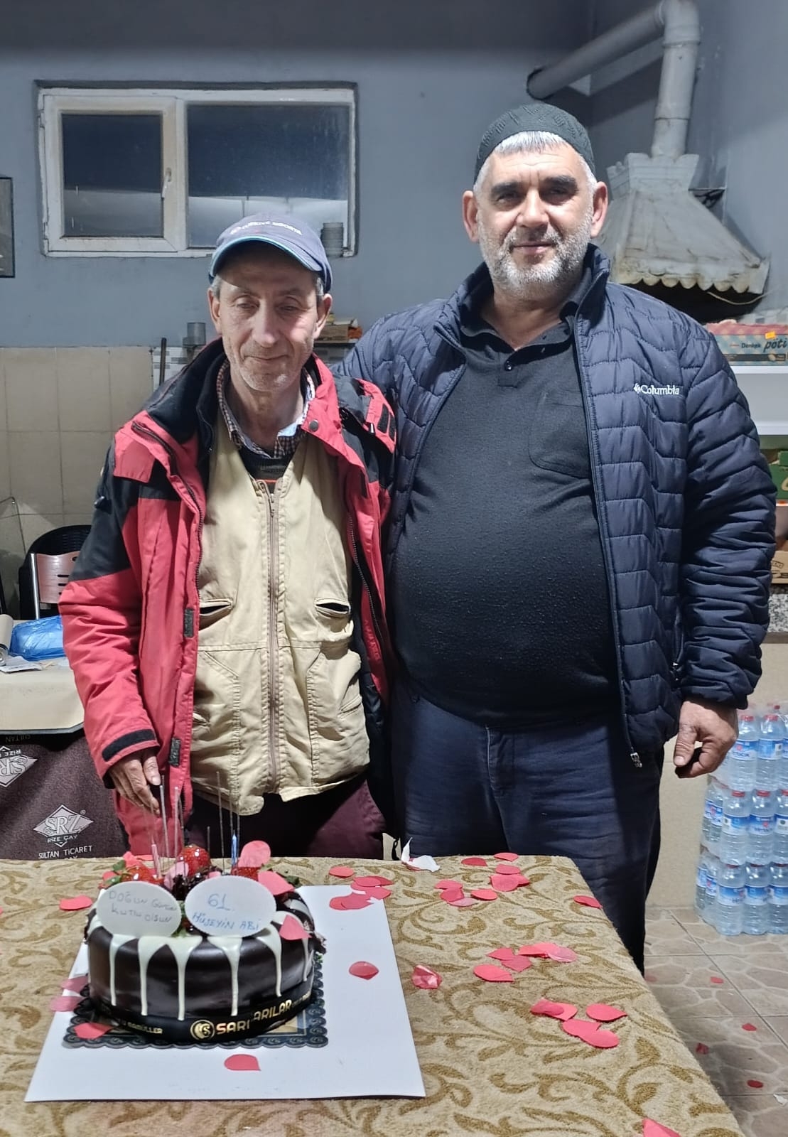 Akyazı’da Yürek Isıtan Sürpriz: 61 Yaşındaki Hüseyin Eren’e İlk Doğum Günü Kutlaması