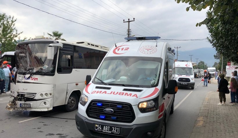 Akyazı'da zincirleme kaza:17 yaralı