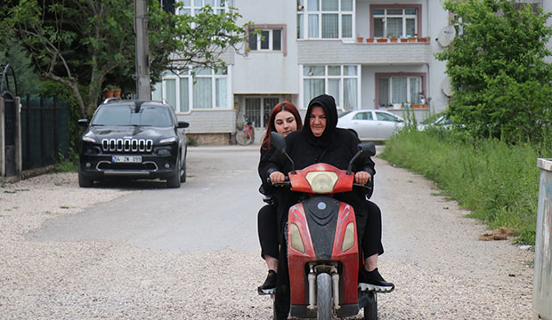 Akyazılı anne kızı için hem annelik hem babalık yapıyor