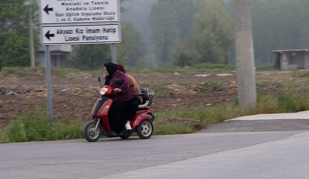 Akyazılı anne kızı için hem annelik hem babalık yapıyor