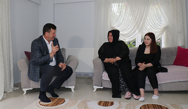 Akyazılı anne kızı için hem annelik hem babalık yapıyor