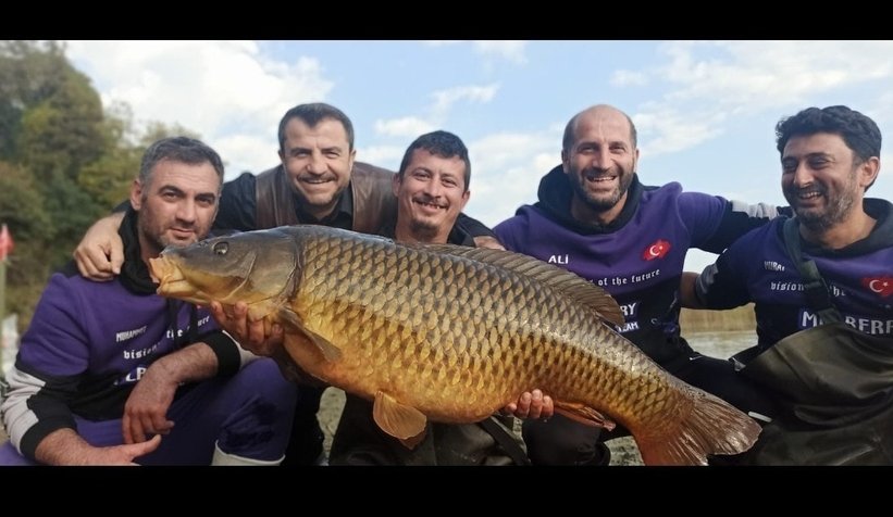 Akyazılı balıkçılar 19,5 kiloluk sazan yakaladı