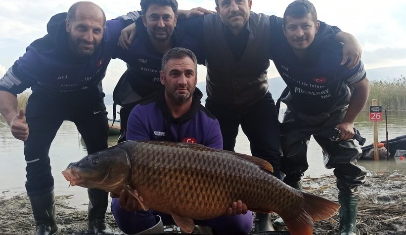 Akyazılı balıkçılar 19,5 kiloluk sazan yakaladı
