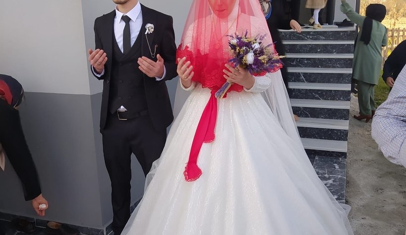 Akyazılı çiftin gelin arabasında gülümseten yazı