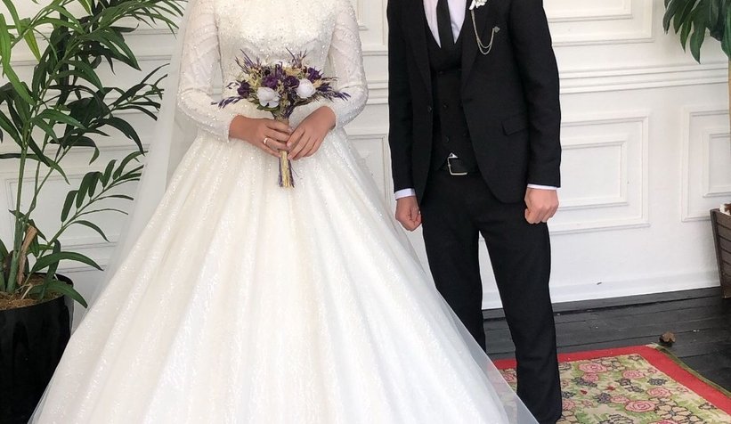 Akyazılı çiftin gelin arabasında gülümseten yazı