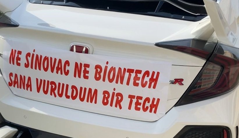 Akyazılı çiftin gelin arabasında gülümseten yazı