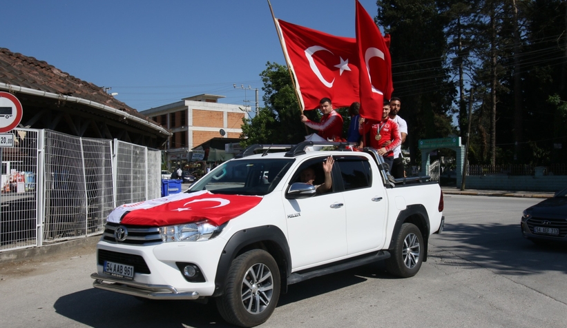 Akyazılı olimpiyat şampiyonu böyle karşılandı