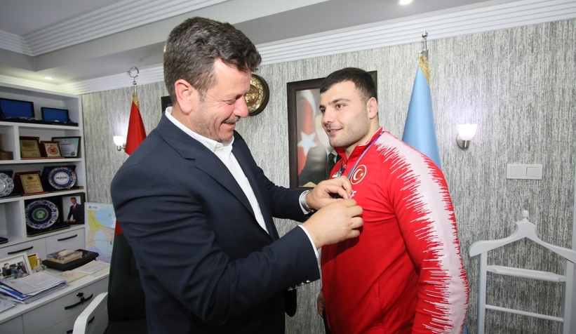 Akyazılı olimpiyat şampiyonu böyle karşılandı