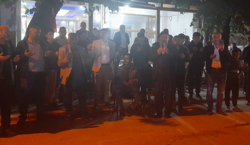 Akyazılı iş adamı Ömer Peker den zafer kutlaması