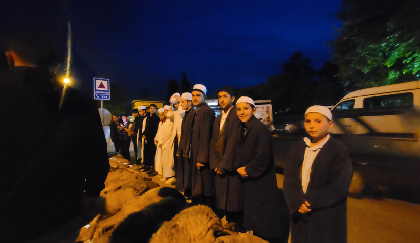 Akyazılı iş adamı Ömer Peker den zafer kutlaması