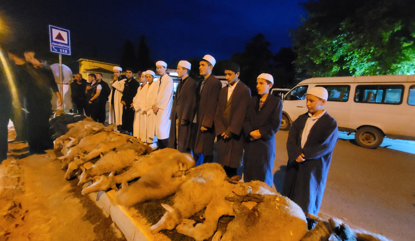 Akyazılı iş adamı Ömer Peker den zafer kutlaması