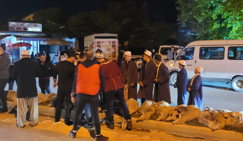 Akyazılı iş adamı Ömer Peker den zafer kutlaması