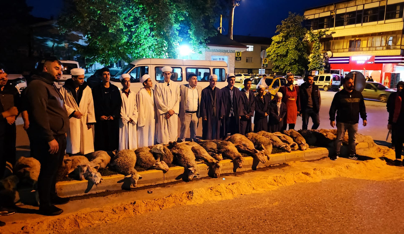 Akyazılı iş adamı Ömer Peker den zafer kutlaması