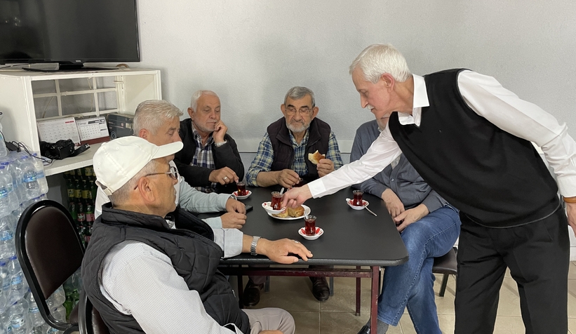 akyazili-kahveci-yarim-asirdir-takim-elbise-ile-isini-yapiyorzk5pvvpgk0
