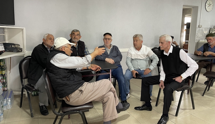 akyazili-kahveci-yarim-asirdir-takim-elbise-ile-isini-yapiyorzk5pvvpgk0