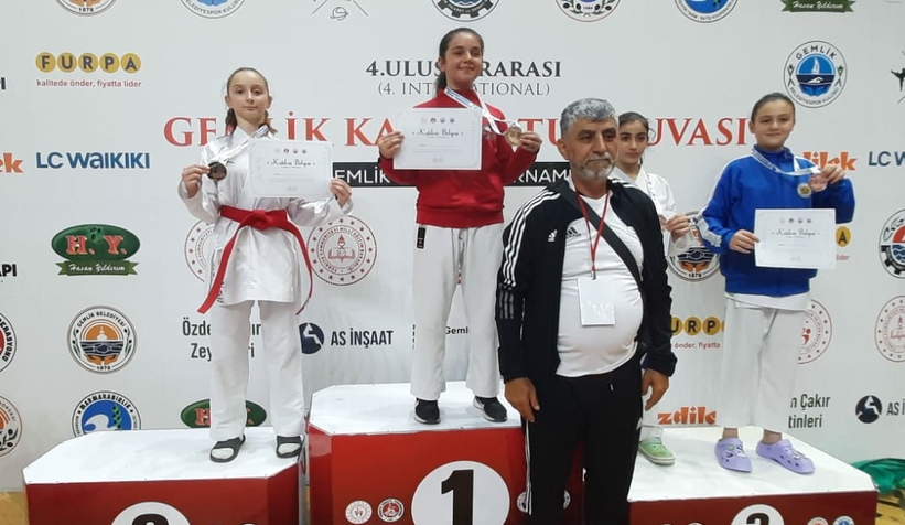 Akyazılı karateciler gururlandırdı