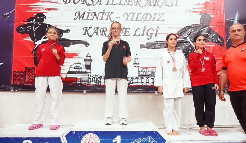 Akyazılı karateciler turnuvaya damga vurdu