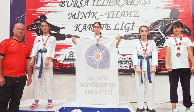 Akyazılı karateciler turnuvaya damga vurdu