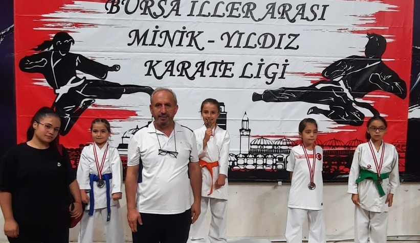 Akyazılı karateciler turnuvaya damga vurdu