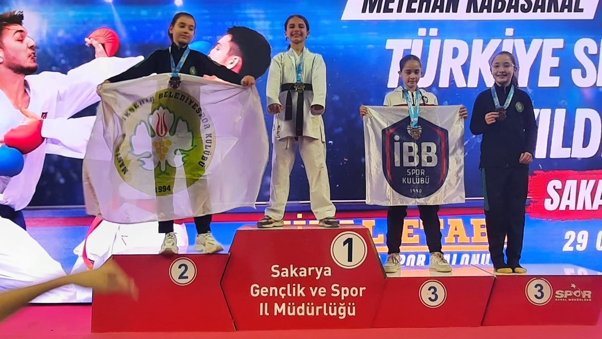 Akyazılı karatecilerden büyük başarı