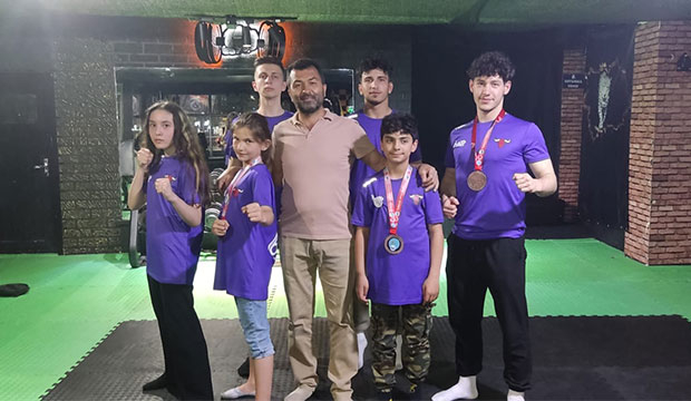 Akyazılı Kickboksçulardan 3 Dünya üçüncülüğü