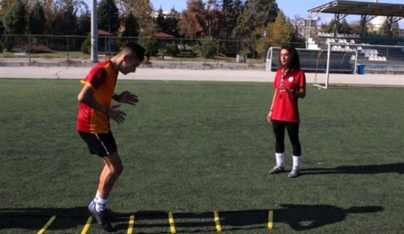 Akyazılı Nagihan Akar geleceğin futbolcularını yetiştiriyor