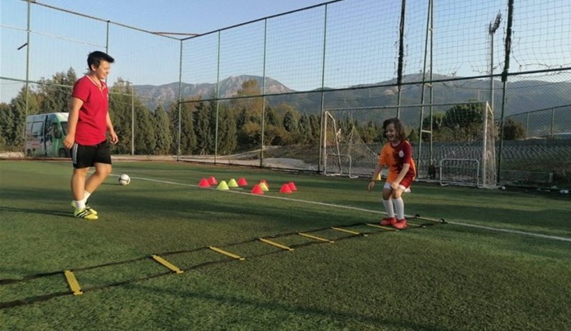 Akyazılı Nagihan Akar geleceğin futbolcularını yetiştiriyor