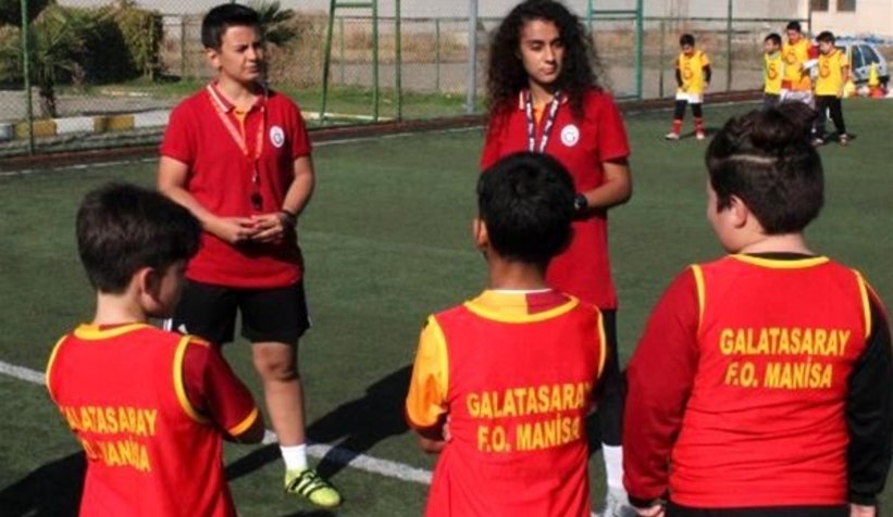 Akyazılı Nagihan Akar geleceğin futbolcularını yetiştiriyor