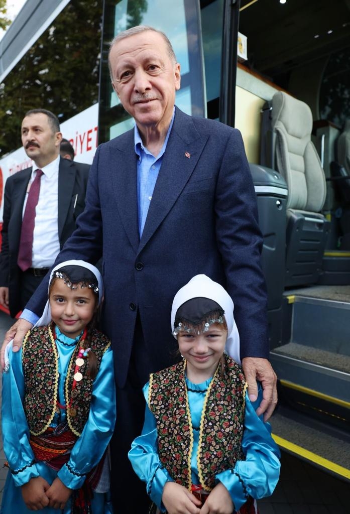 akyazili-ogrenciler-erdogan-i-karsiladiqmzhohzhcc