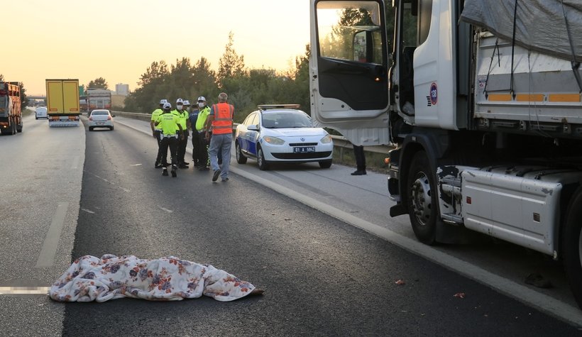 Akyazılı tır şoförü feci kazada can verdi