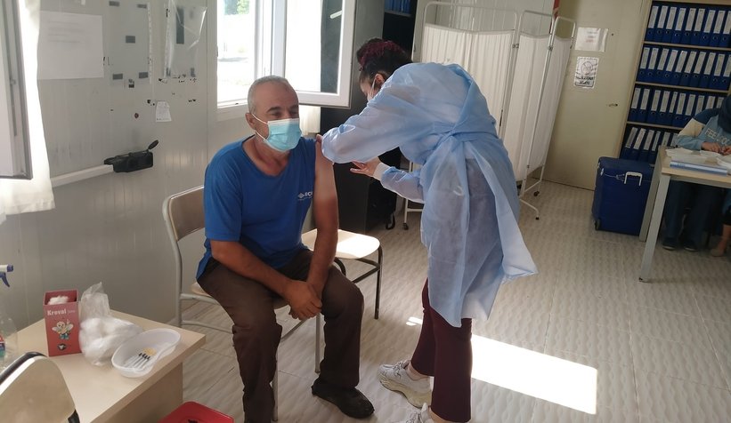 Akyazılılardan aşı çadırına yoğun ilgi