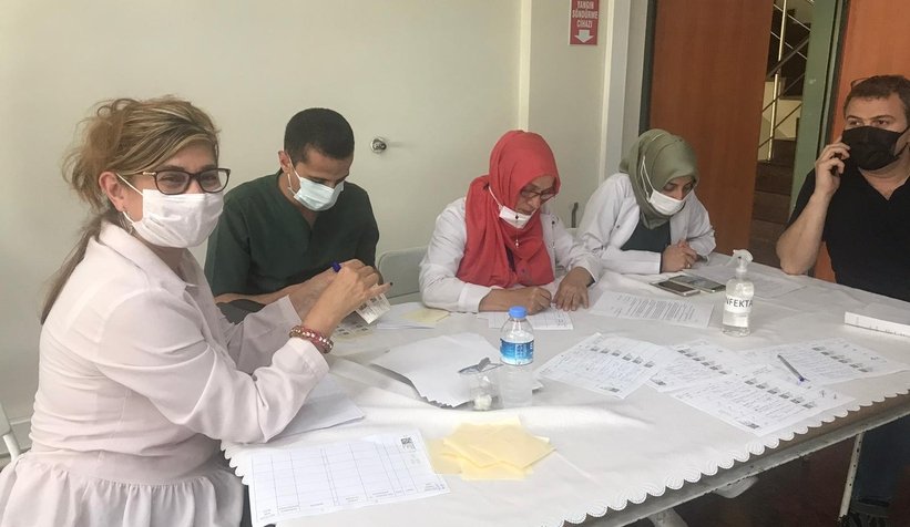 Akyazılılardan aşı çadırına yoğun ilgi