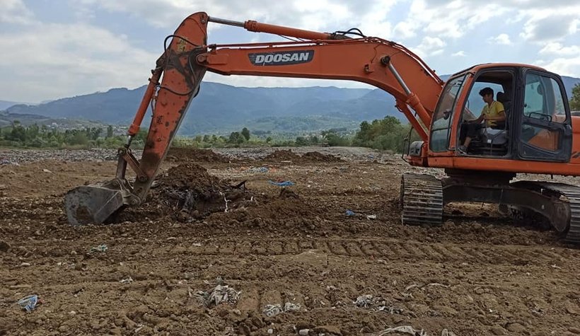 Akyazılıyı isyan ettiren çöp soruna Büyükşehir el attı