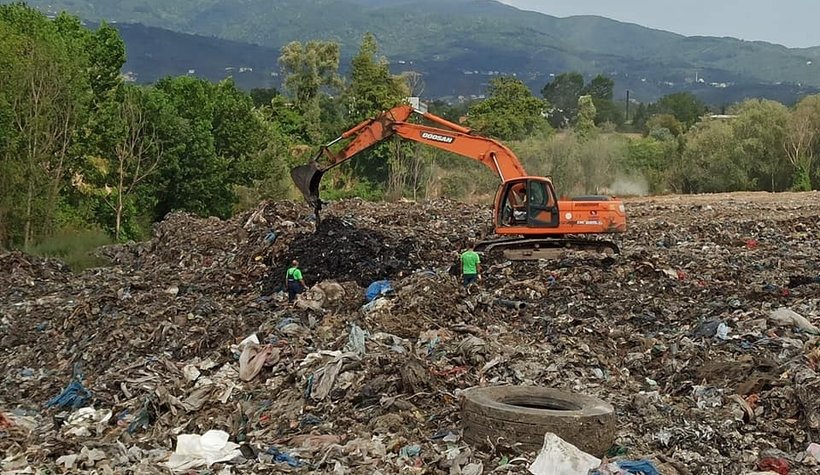 Akyazılıyı isyan ettiren çöp soruna Büyükşehir el attı