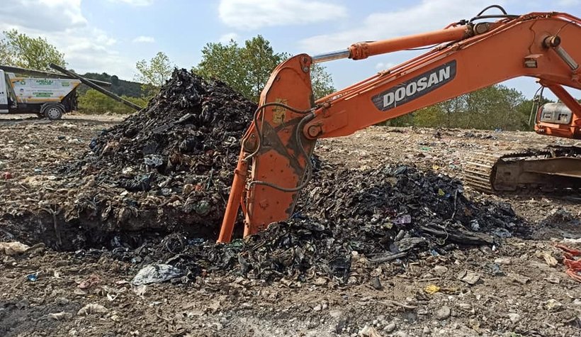 Akyazılıyı isyan ettiren çöp soruna Büyükşehir el attı