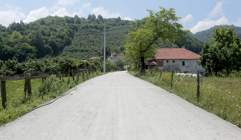 Akyazı’nın iki mahallesinde beton yol tamam