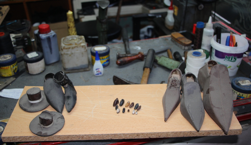 Alaattin Usta minyatür ayakkabılarıyla rekorlar kitabına girmek istiyor