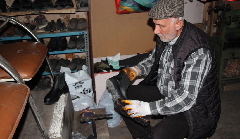 Alaattin Usta minyatür ayakkabılarıyla rekorlar kitabına girmek istiyor