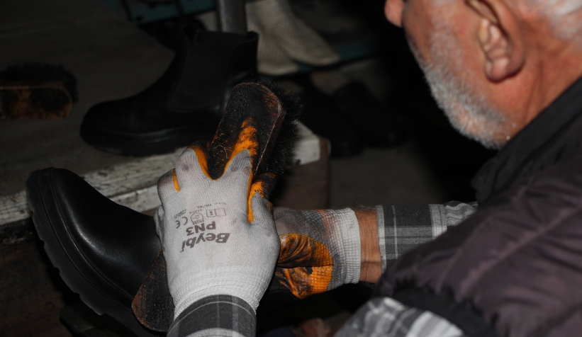 Alaattin Usta minyatür ayakkabılarıyla rekorlar kitabına girmek istiyor