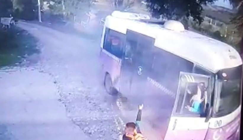 Alev alan öğrenci servisinde panik anları