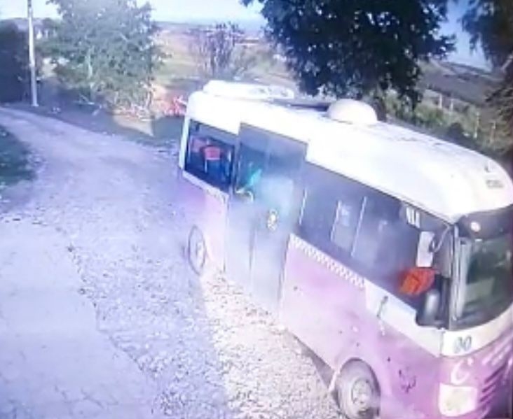 Alev alan öğrenci servisinde panik anları