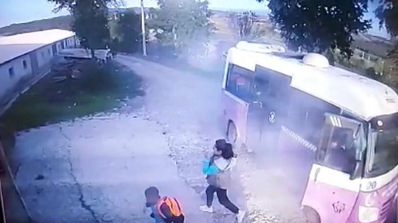 Alev alan öğrenci servisinde panik anları