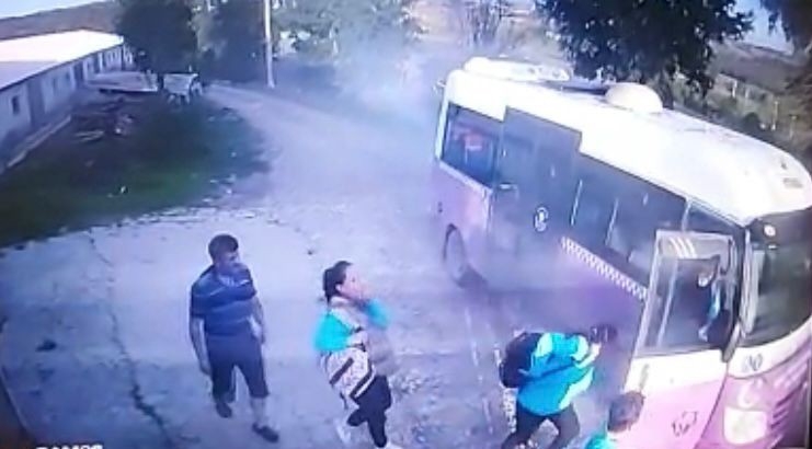 Alev alan öğrenci servisinde panik anları